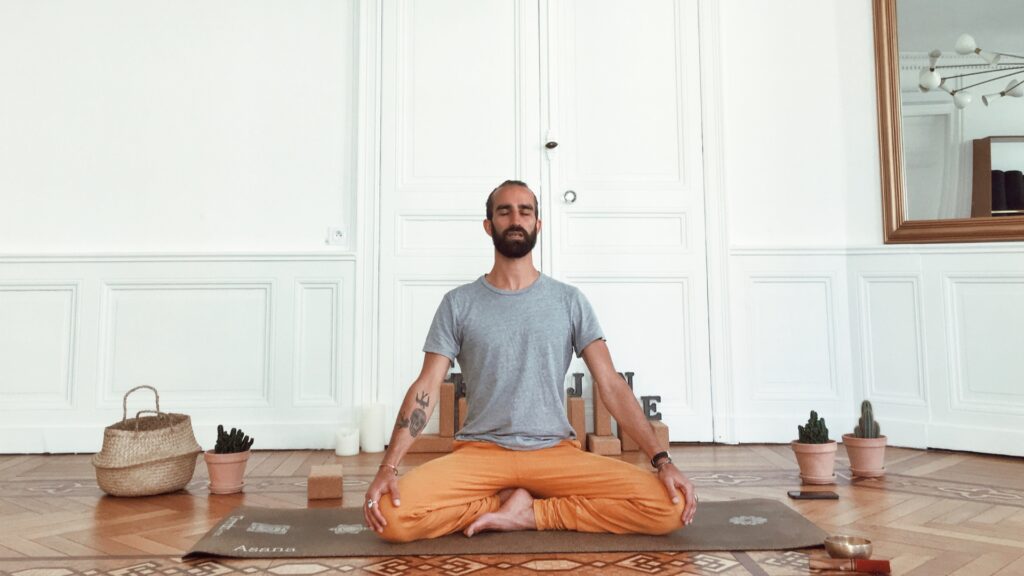 Hatha flow yoga en ligne june chez vous