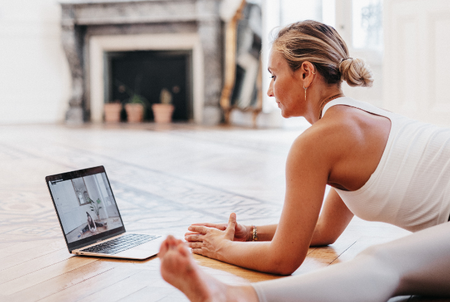 8 raisons de pratiquer le yoga en ligne sur June Chez Vous